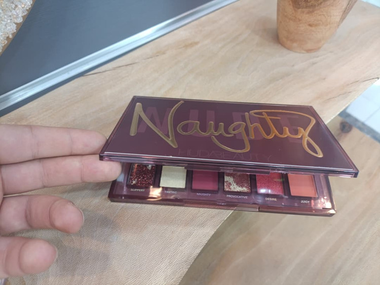 پالت سایه مات ناقابل پوشش با رنگ پوستی هدی بیوتی Huda Beauty